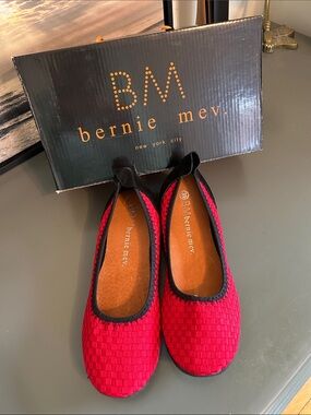 bernie mev. Hazel Red with Black trim Woven Slip-On Ballet Flats.  Size 39